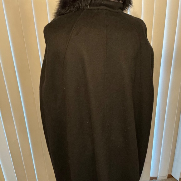 Nanette Lenore xl black poncho with faux fur - Picture 10 of 12
